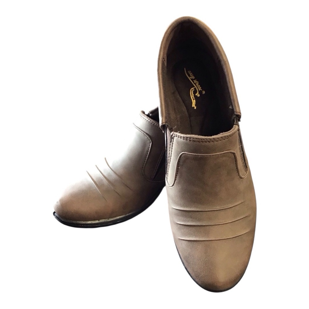 NWOT Easy Street Brown Booties